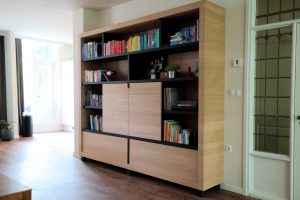 Maatwerk boekenkast in zwart mdf en Allegro eiken voor een particulier klant in Rotterdam.