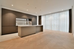 Maatwerk keuken in Amsterdam. Greeploos. Nicolaas Maesstraat. Arpa Fenix fronten, Cacao Orinoco en Castoro Ottawa. Diresco composiet blad. Quooker kokend waterkraan en Bora Pure X kookplaat met gefilterde recirculatie afzuiging. Siemens 90 cm oven.