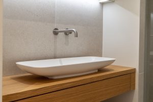 Badkamermeubel met opbouw spoelbak en geïntegreerde lade in eiken.